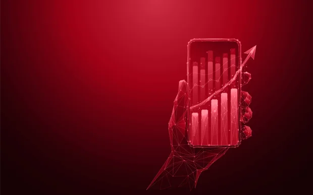 Wachstum visualisiert durch digitale Hand mit Smartphone, darauf Balkendiagramm mit steigender Kurve und Pfeil nach oben auf rotem Hintergrund in Polygonoptik.