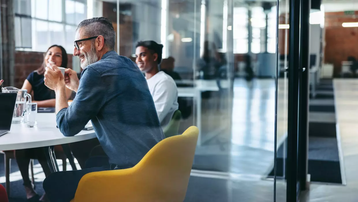 4 Personen halten ein Meeting ab.