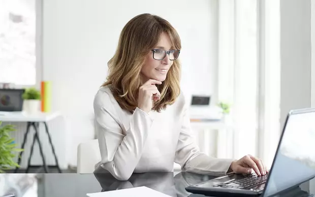 Geschäftsfrau arbeitet am Laptop