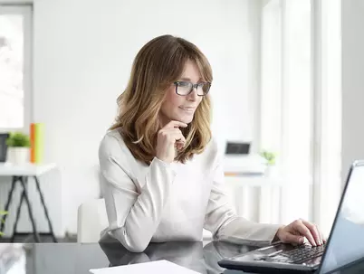 Geschäftsfrau arbeitet am Laptop