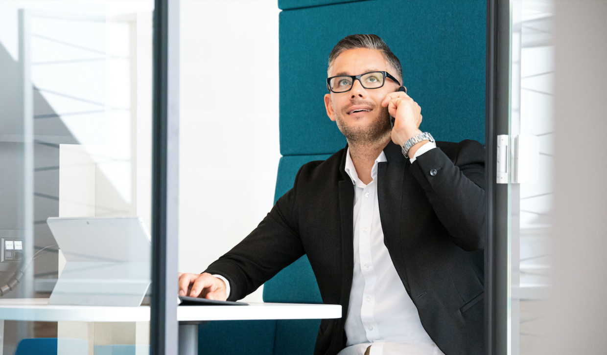 Frank Adler im Gespräch mit einem Kunden | abcfinance